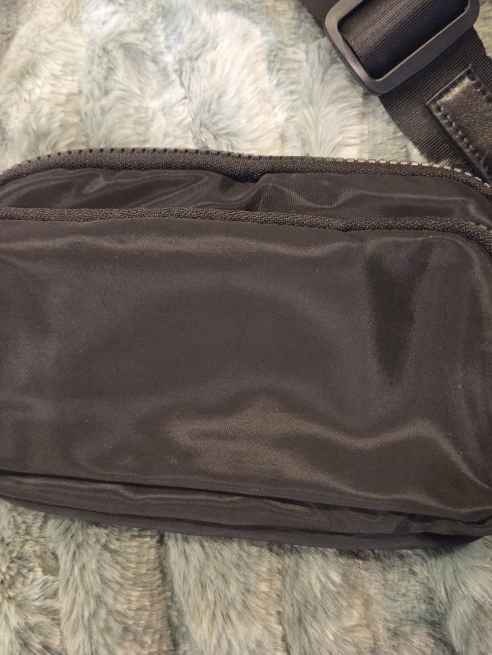 AMERICAN EAGLE Black Crossbody Sling Bag - Picture 2 of 3